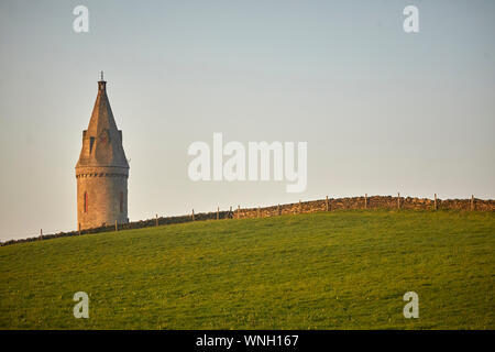 Tameside Wahrzeichen, kreisförmigen Hartshead Hecht Turm denkmalgeschützte Gebäude in Hartshead Pike Hill. umgebaut 1863 von John Eaton gedenken Ehe von Stockfoto