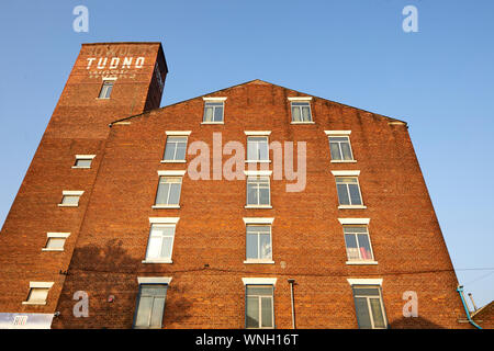 Tameside Wahrzeichen, aus rotem Backstein Tudno Mühle Smith St, Ashton-under-Lyne zu Hause Hill Kekse Ltd. Stockfoto