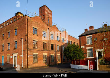 Tameside Wahrzeichen, aus rotem Backstein Tudno Mühle Smith St, Ashton-under-Lyne zu Hause Hill Kekse Ltd. Stockfoto