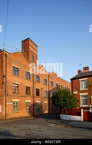 Tameside Wahrzeichen, aus rotem Backstein Tudno Mühle Smith St, Ashton-under-Lyne zu Hause Hill Kekse Ltd. Stockfoto