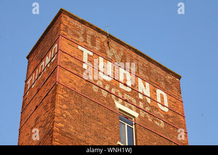 Tameside Wahrzeichen, aus rotem Backstein Tudno Mühle Smith St, Ashton-under-Lyne zu Hause Hill Kekse Ltd. Stockfoto