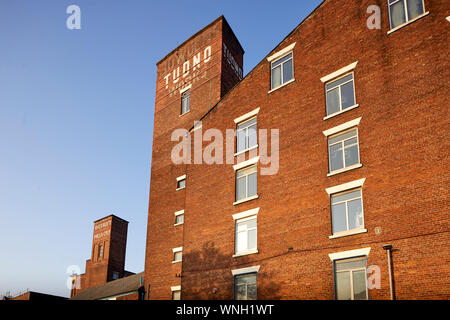 Tameside Wahrzeichen, aus rotem Backstein Tudno Mühle Smith St, Ashton-under-Lyne zu Hause Hill Kekse Ltd. Stockfoto