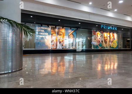 Alicante, Spanien, 18. Juni, 2019: Primark store Showcase im Einkaufszentrum Gran Via Alicante, Spanien Stockfoto