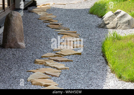 Einen Stein weg im Garten vor dem Haus. Stockfoto