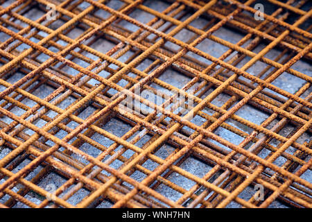 Rostigen stahl Matten auf dem Boden liegend auf einer Baustelle Stockfoto