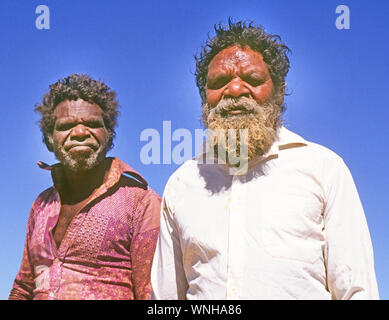 Zwei Aborigines Männer aus einem Nomadenstamm in der Nähe von Kakadu National Park im Northern Territories, Australien Stockfoto