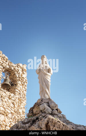 Nahaufnahme Detail Schoß der Jungfrau Maria und der Kirche Bell von Heiligtum der Jungfrau des Felsens in Mijas, Spanien Stockfoto