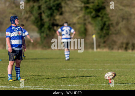 Amateur Rugby, männliche Spieler Vorbereitung Kick zu nehmen versuchen zu konvertieren Stockfoto