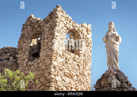 Nahaufnahme Detail Schoß der Jungfrau Maria und der Kirche Bell von Heiligtum der Jungfrau des Felsens in Mijas, Spanien Stockfoto