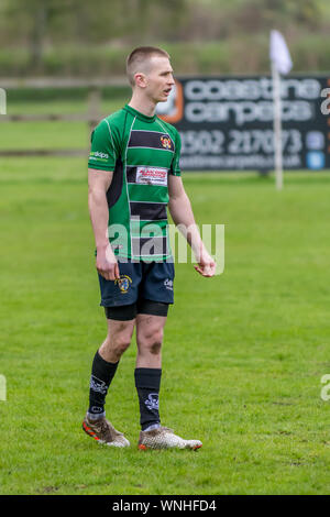 Junge männliche Rugbyspieler (Alter 20 Jahre) Bereit für Spiel Stockfoto