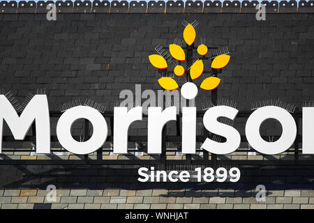 Zeichen auf dem Dach eines Morrisons Supermarkt. Stockfoto