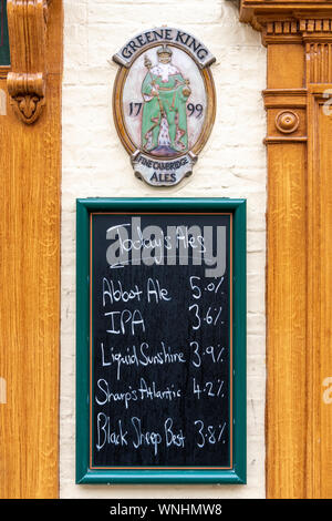 Eine Tafel; Anzeigen tdays Biere und Biere außerhalb einer Greene King Pub in Cambridge Großbritannien Stockfoto