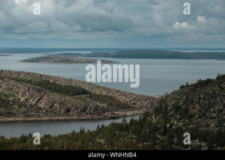 Kuzova Insel Archipel im Weißen Meer, Blick von der Spitze der Insel Deutsche Kuzov Stockfoto