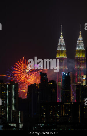 Die Kuala Lumpur Skyline Funkelte Mit Einem Kaleidoskop Von Farben Und ...