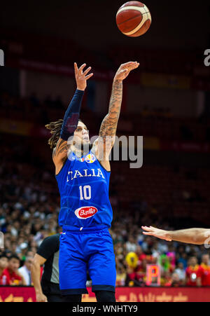 (190906) - Wuhan, Sept. 6, 2019 (Xinhua) - Daniel Hackett von Italien schießt während der Gruppe J Match zwischen Spanien und Italien an der FIBA WM 2019 in Wuhan, der Hauptstadt der Provinz Hubei in Zentralchina, Sept. 6, 2019. (Xinhua / Xiao Yijiu) Stockfoto