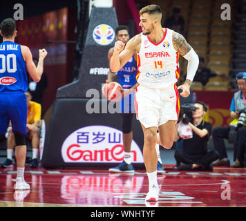 (190906) - Wuhan, Sept. 6, 2019 (Xinhua) - Willy Hernangomez Geuer (Vorne) von Spanien feiert während der Gruppe J Match zwischen Spanien und Italien an der FIBA WM 2019 in Wuhan, der Hauptstadt der Provinz Hubei in Zentralchina, Sept. 6, 2019. (Xinhua / Xiao Yijiu) Stockfoto