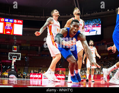 (190906) - Wuhan, Sept. 6, 2019 (Xinhua) - Paul Biligha (Vorne) von Italien fällt während der Gruppe J Match zwischen Spanien und Italien an der FIBA WM 2019 in Wuhan, der Hauptstadt der Provinz Hubei in Zentralchina, Sept. 6, 2019. (Xinhua / Xiao Yijiu) Stockfoto