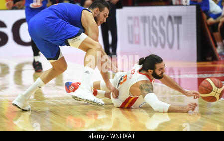 (190906) - Wuhan, Sept. 6, 2019 (Xinhua) - Ricky Rubio (R) von Spanien speichert die Kugel während der Gruppe J Match zwischen Spanien und Italien an der FIBA WM 2019 in Wuhan, der Hauptstadt der Provinz Hubei in Zentralchina, Sept. 6, 2019. (Xinhua / Cheng Min.) Stockfoto