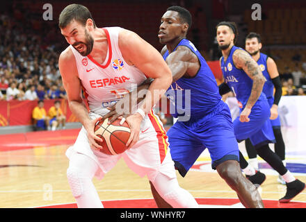 (190906) - Wuhan, Sept. 6, 2019 (Xinhua) - Marc Gasol (L) von Spanien steuert die Kugel während der Gruppe J Match zwischen Spanien und Italien an der FIBA WM 2019 in Wuhan, der Hauptstadt der Provinz Hubei in Zentralchina, Sept. 6, 2019. (Xinhua / Cheng Min.) Stockfoto