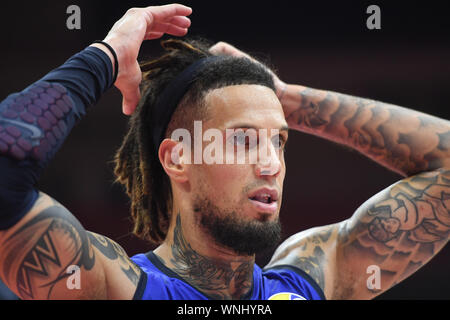 (190906) - Wuhan, Sept. 6, 2019 (Xinhua) - Daniel Hackett von Italien reagiert während der Gruppe J Match zwischen Spanien und Italien an der FIBA WM 2019 in Wuhan, der Hauptstadt der Provinz Hubei in Zentralchina, Sept. 6, 2019. (Xinhua / Cheng Min.) Stockfoto