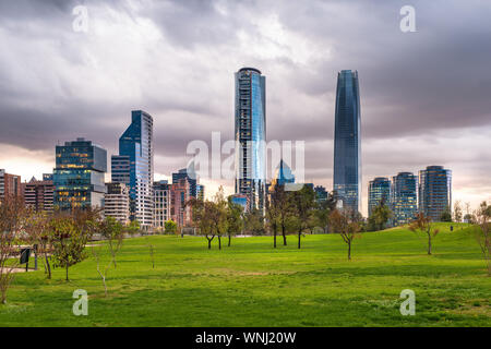 Skyline von Financial District vom Parque Bicenternario (Bicentennial Park) im Stadtteil Vitacura, Santiago de Chile Stockfoto