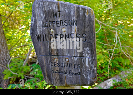 Ein US Forest Service Zeichen für den Eingang des Mount Jefferson Wilderness Area in der Cascade Mountains der zentralen Oregon. Stockfoto