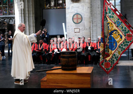 Brüssel, Belgien. 06 Sep, 2019. Ein Priester segnet ein Faß Bier neben Mitgliedern der Ritterschaft von Paddel die Brauerei, die während einer Messe feiert Saint-Arnould, Schutzpatron der Brauer, in der Kathedrale von St. Michael in Brüssel, Belgien, September 6, 2019. Credit: ALEXANDROS MICHAILIDIS/Alamy leben Nachrichten Stockfoto