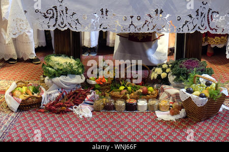 Angebote vor dem Altar vor der Messe am Thanksgiving Tag in Stitar, Kroatien Stockfoto