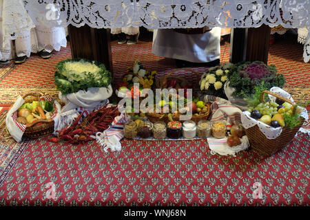 Angebote vor dem Altar vor der Messe am Thanksgiving Tag in Stitar, Kroatien Stockfoto