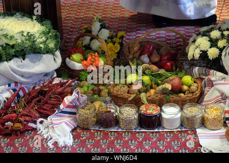 Angebote vor dem Altar vor der Messe am Thanksgiving Tag in Stitar, Kroatien Stockfoto