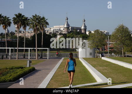 Eine Frau auf einem Morgenspaziergang in Curtis Hixon Park in der Innenstadt von Tampa, Florida. Stockfoto