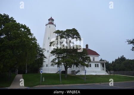 Leuchtturm in Sandy Hook, New Jersey, in der Dämmerung, mit dem Licht eingeschaltet-13 Stockfoto