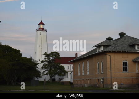 Leuchtturm in Sandy Hook, New Jersey, in der Dämmerung, mit dem Licht eingeschaltet-15 Stockfoto