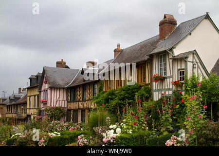 Le Bec-Hellouin, Haute-Normandie, typischen Fachwerkhäusern und vielen bunten Blumen Stockfoto