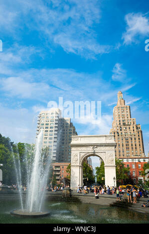 NEW YORK CITY - 15. AUGUST 2017: Menschen Abkühlung an einem heißen Sommertag am Washington Square Park Brunnen, im Jahr 2009 zog sie mit dem Bogen auszurichten. Stockfoto