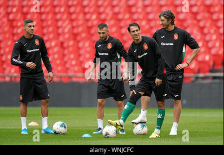 Bulgarien Kapitän Ivelin Popov (2. rechts) während einer Trainingseinheit im Wembley Stadion, London. Stockfoto
