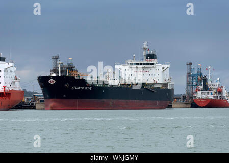 Southampton, England, UK, September 2019. Chemie, Öl Tankschiffe Atlantic Olivenöl aus Beladen in Fawley Raffinerie auf Southampton Wasser Stockfoto