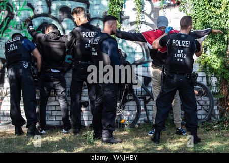 Berlin, Deutschland. 06 Sep, 2019. Polizisten inspizieren Drogendealer in der Görlitzer Park vermutet. Es gab einen großen Polizeieinsatz gegen Drogendealer. Credit: Paul Zinken/dpa/Alamy leben Nachrichten Stockfoto