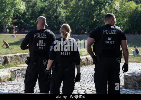 Berlin, Deutschland. 06 Sep, 2019. Polizisten sind auf dem Weg in den Görlitzer Park. Es gab einen großen Polizeieinsatz gegen Drogendealer. Credit: Paul Zinken/dpa/Alamy leben Nachrichten Stockfoto