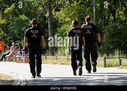 Berlin, Deutschland. 06 Sep, 2019. Polizisten sind auf dem Weg in den Görlitzer Park. Es gab einen großen Polizeieinsatz gegen Drogendealer. Credit: Paul Zinken/dpa/Alamy leben Nachrichten Stockfoto