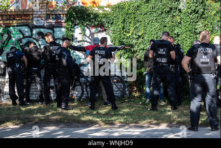 Berlin, Deutschland. 06 Sep, 2019. Polizisten inspizieren Drogendealer in der Görlitzer Park vermutet. Es gab einen großen Polizeieinsatz gegen Drogendealer. Credit: Paul Zinken/dpa/Alamy leben Nachrichten Stockfoto