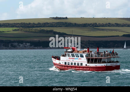 Studland, Dorset, England, UK. September 2019. Eine Bootsfahrt ausgehende von Poole neben der North Coast in Dorset, Großbritannien. Stockfoto