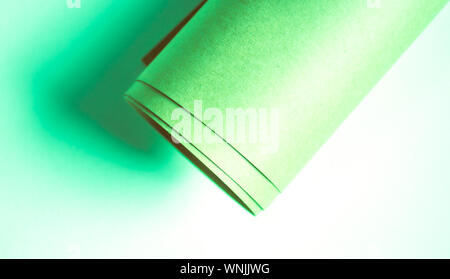 Papierrolle in Mintgrün. Stockfoto