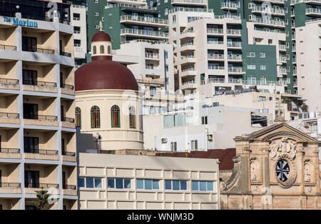 Malta, Sliema, modernen Viertel, viele Wolkenkratzer, Kirche in Meer Fassaden, Stockfoto