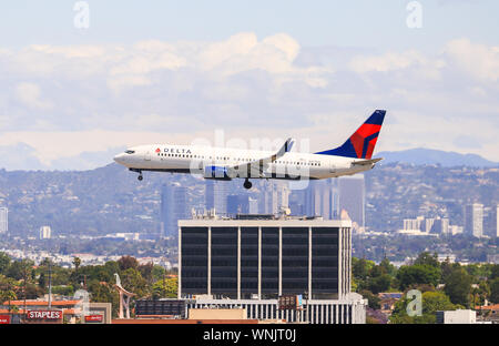 Los Angeles, Kalifornien, USA - 22. Mai 2019: eine Boeing 737 von Delta Airlines landet auf dem Internationalen Flughafen Los Angeles (LAX). Stockfoto