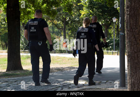 Berlin, Deutschland. 06 Sep, 2019. Polizisten sind auf dem Weg in den Görlitzer Park. Es gab einen großen Polizeieinsatz gegen Drogendealer. Credit: Paul Zinken/dpa/Alamy leben Nachrichten Stockfoto