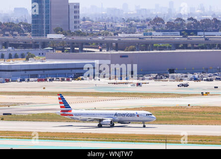 Los Angeles, Kalifornien, USA - 22. Mai 2019: ein American Airlines Airbus A321 rollt auf dem Flugplatz am Los Angeles International Airport (LAX). Stockfoto