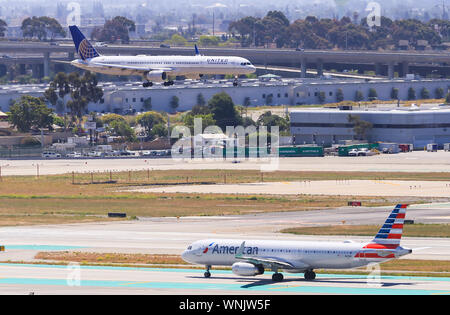 Los Angeles, Kalifornien, USA - 22. Mai 2019: Ein United Airlines Boeing 757 landet auf der Los Angeles International Airport (LAX). Stockfoto