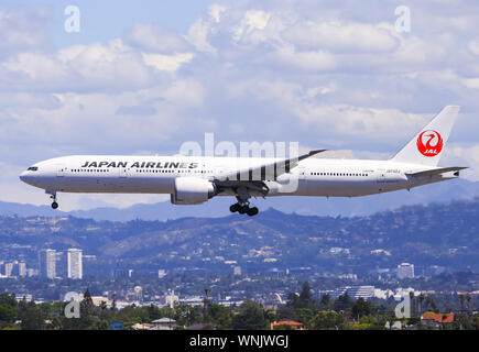 Los Angeles, Kalifornien, USA - 22. Mai 2019: Japan Airlines Boeing 777 landet auf der Los Angeles International Airport (LAX). Stockfoto