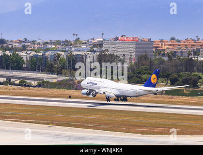 Los Angeles, Kalifornien, USA - 22. Mai 2019: eine Boeing 747 der Lufthansa landet auf der Start- und Landebahn am Los Angeles International Airport (LAX). Stockfoto